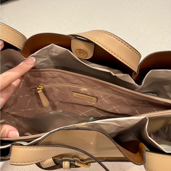 Michael Kors Beige Emilia Large Leather Tote - Picture 3 of 4